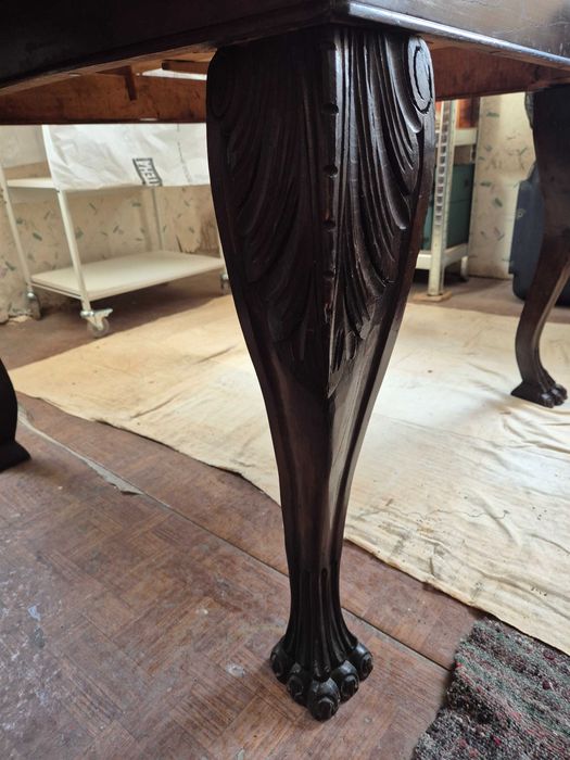 Старинна маса с резбовани крака