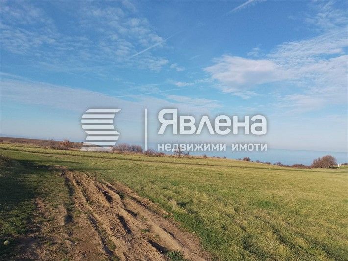 Поземлен имот с каравана, ток и вода над плажа на Варвара