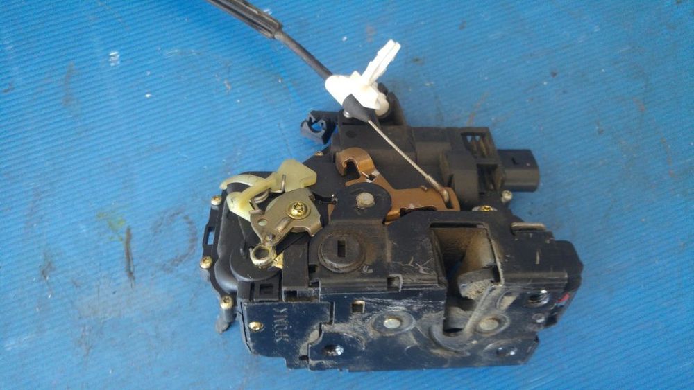 broasca iala usa stanga spate vw golf 4 y3b4838015a