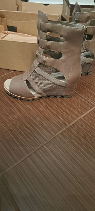 Vand sandale din piele