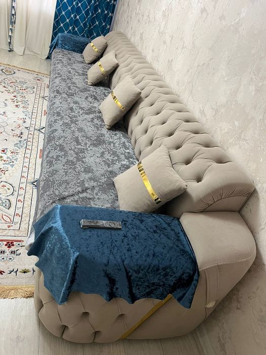 Продается диван. 4 метра