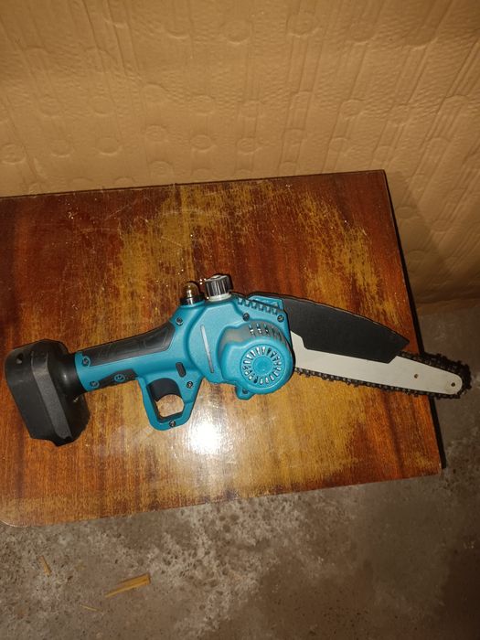 Безжичен триони с две батерии и зарядно