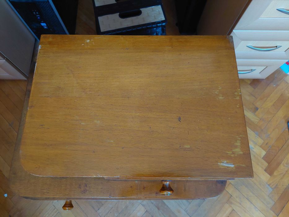 Две стари дървени нощни шкафчета