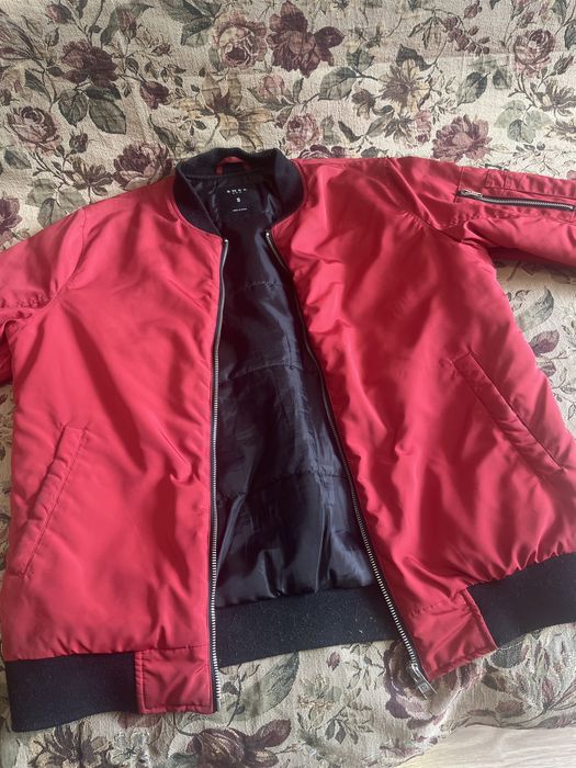 Продается красный бомбер