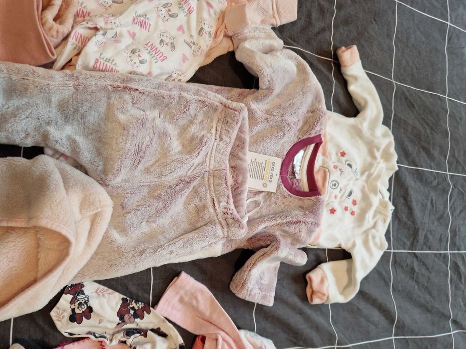 Vand lot hainute bebelina (tot ce se vede in poze), marimi 0-3 luni