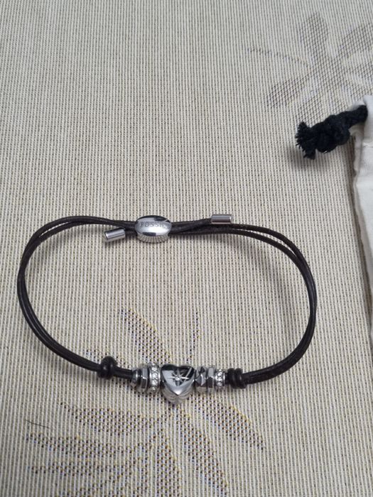 bratara fossil piele maro cu accesorii argintii