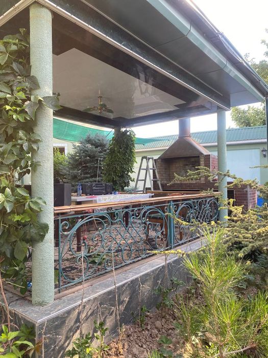 Продаётся большой благородный уютный Евродом 2эт в Кибрае вдоль дороги