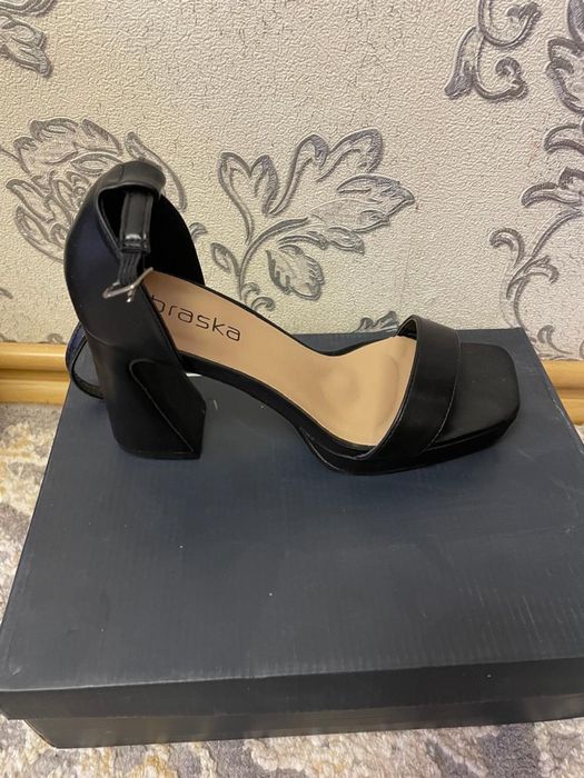 Продам кожанные босоножки