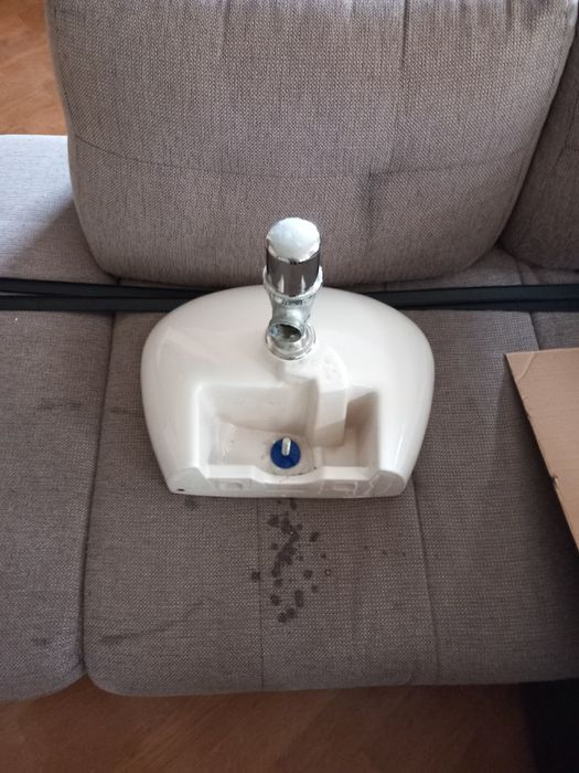 Продавам бяла порцеланова мивка