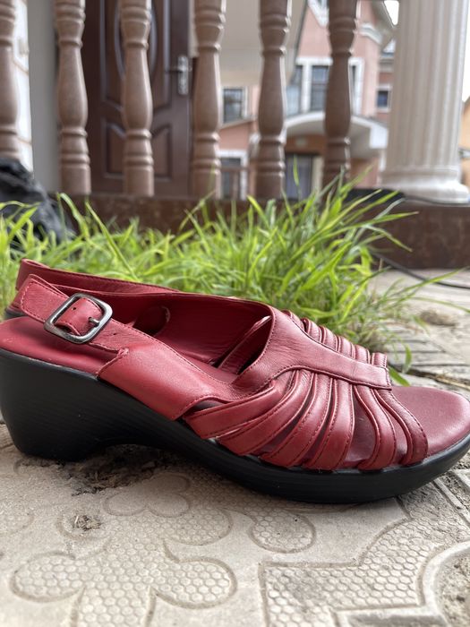 Кожаные босоножки