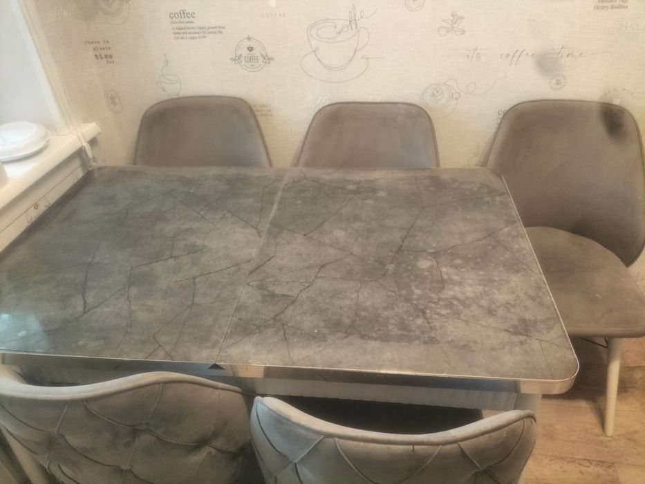 Продам кухонный стол и стулья