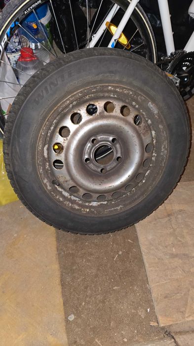 Vand 4 anvelope de iarna Firestone 185/60 R15 + genti de tabla