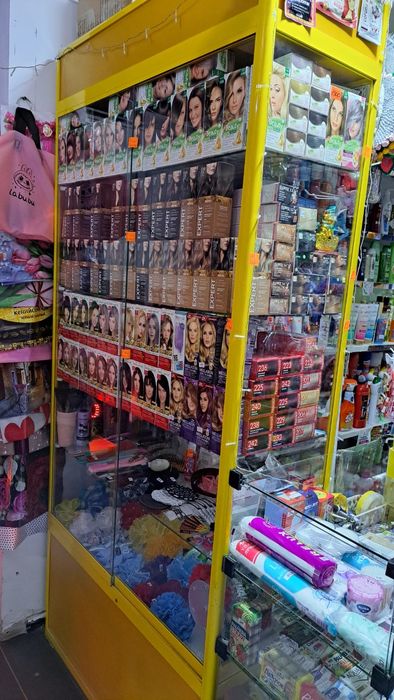 Продам витрину стеклянную