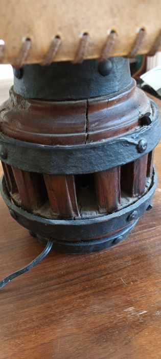 Lampa noptiera din lemn cu abajon din basica de vita starea bună