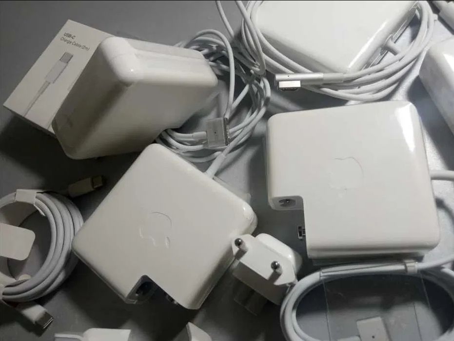 на MacBook 45W - зарядка, блок питания