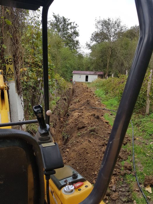 Execut lucrari cu mini excavator Komatsu