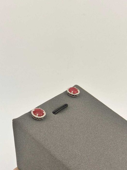 Пусеты золотые с бриллиантами и рубином