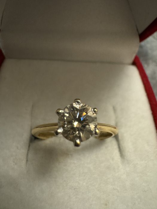 Золотое кольцо с природным бриллиантом