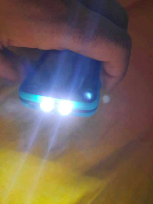 Tel. cu butoane și touchscreen, multe funcții bune,lanternă foarte bună spre exemplu!