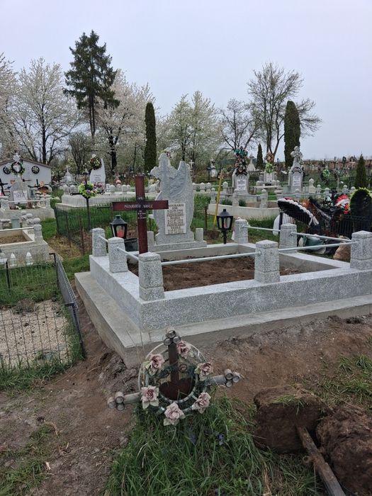 Monumente  funerare