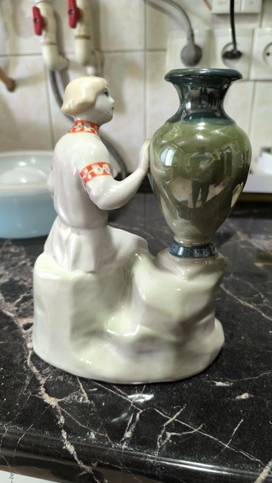 Фарфоровая статуэтка.