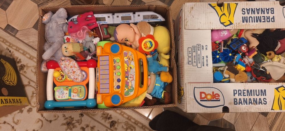 Vand jucari la bax lot