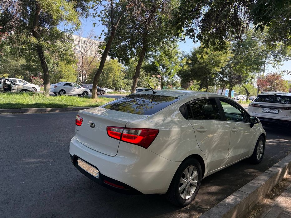 Kia rio 2013 sotiladi