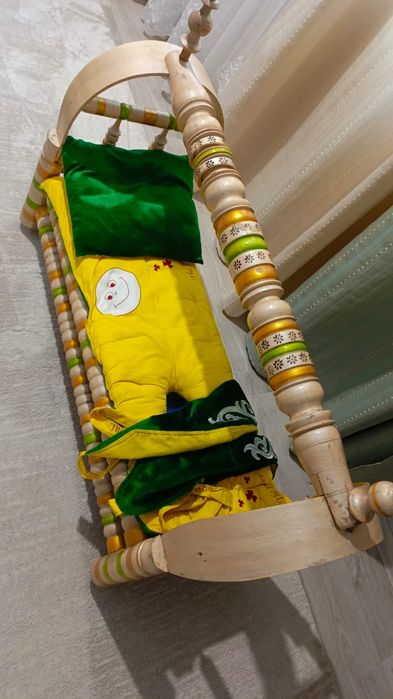 Деревяный бесик.