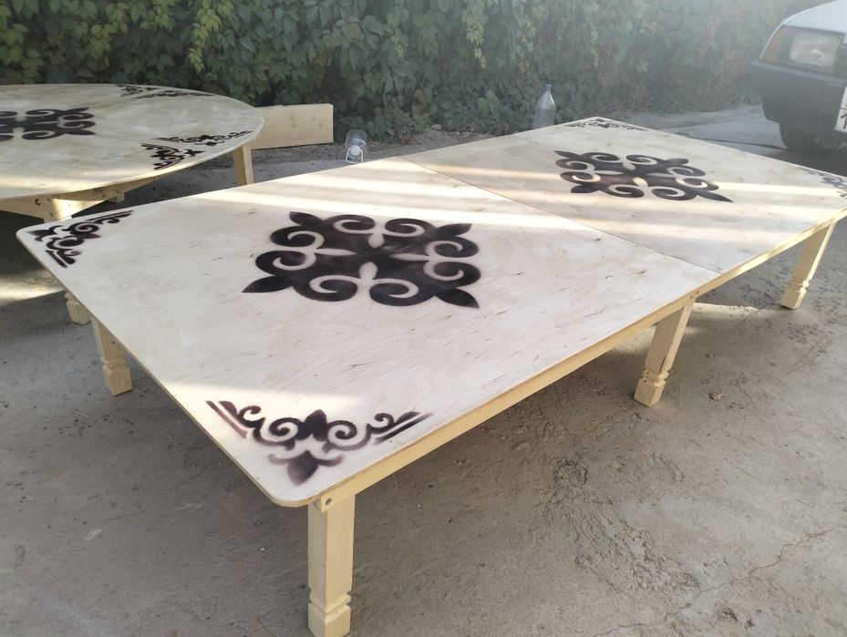 Стол для гостиной