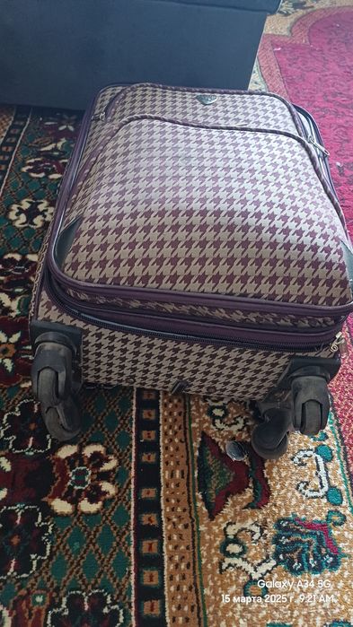 Продаётся чемодан и сумка.