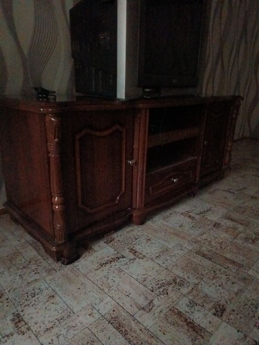 Продам тумбу под телевизор.