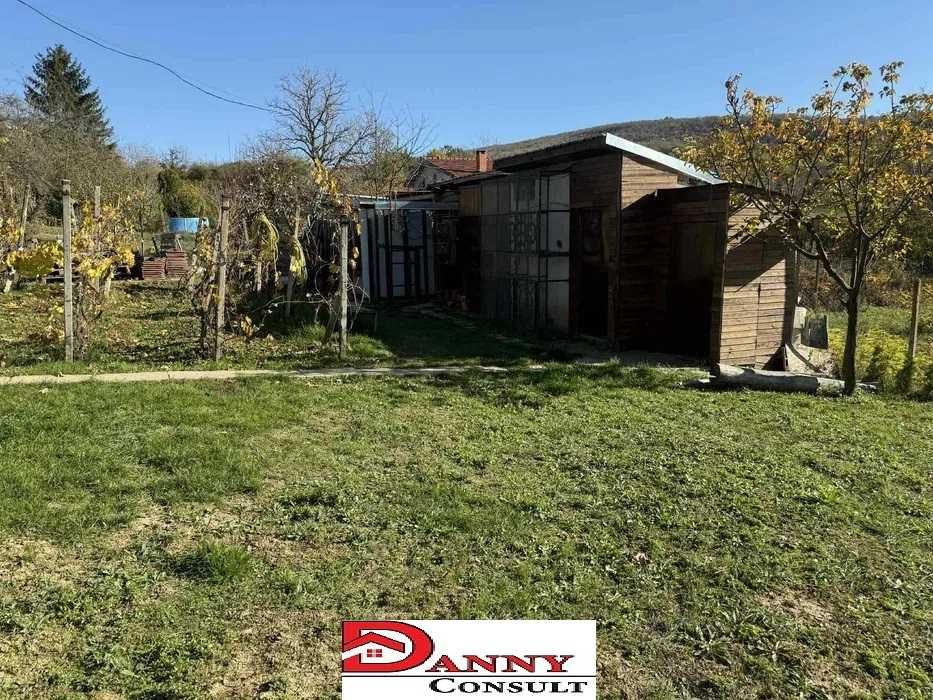 Двуетажна къща с двор в с. Малки чифлик, общ. В.Търново