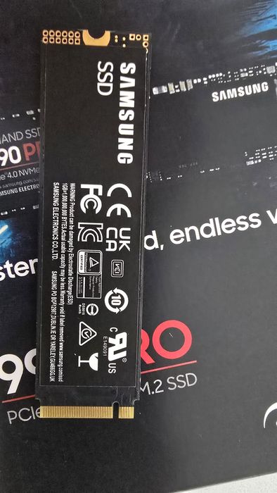 Продавам nvm Samsung 4 TB