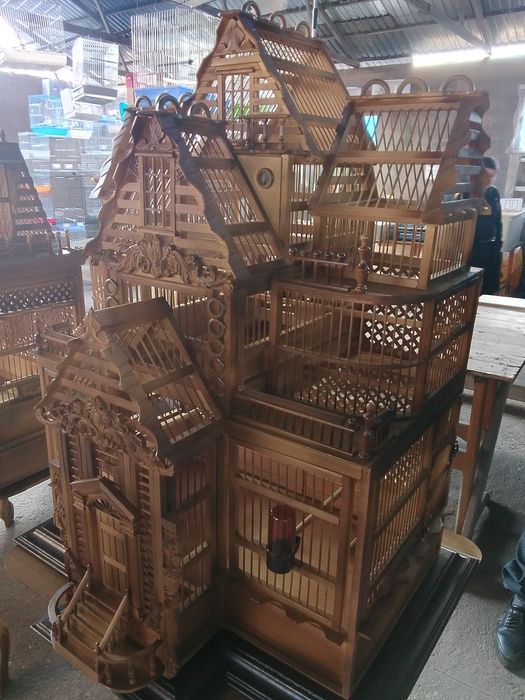 Деревянная клетка для птиц