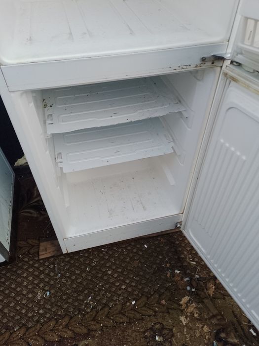 Хладилник с фризер.