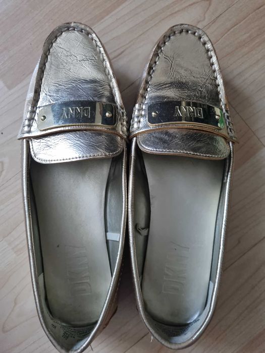 DKNY мокасини в златист цвят