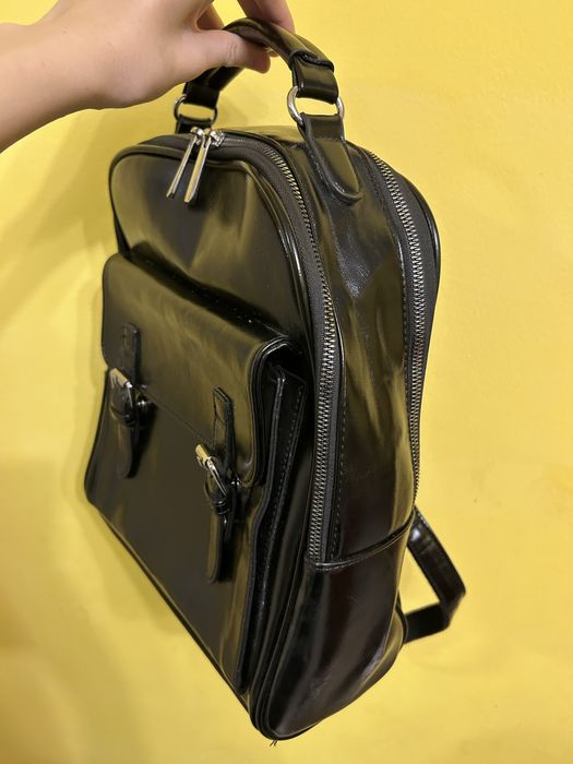 Лакированная сумка-рюкзак