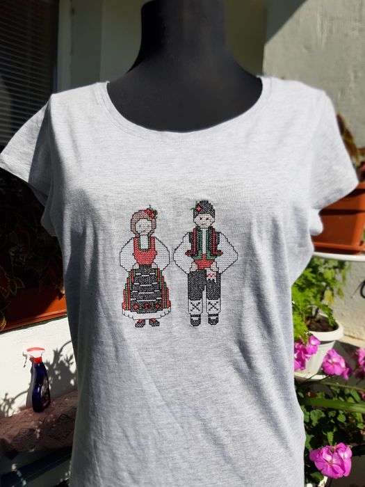 Дамска тениска с бродерия