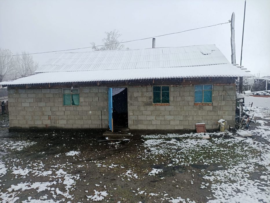 Сағыр ауылында 3 бөлмелі үй сатылады.