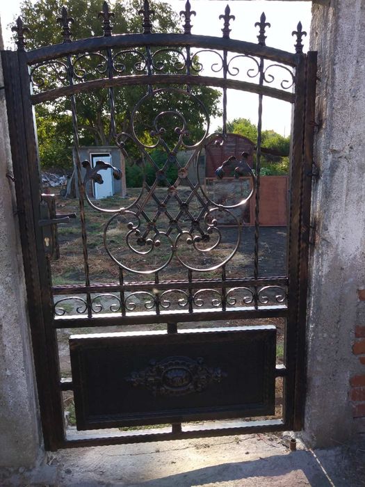 Предлагам изработка, боядисване и поддържане на метални врати, огради