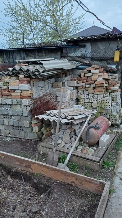 Безплатно отдам кирпич , самовывоз