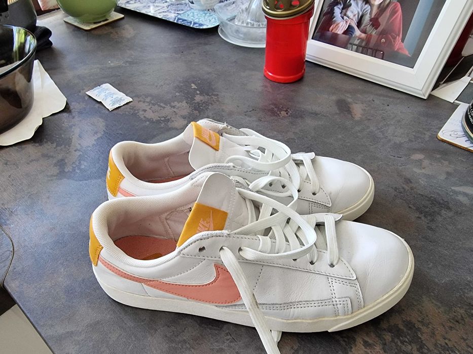 Adidasi nike albi cu portocaliu