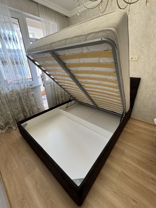 Двуспальная кровать с матрацом