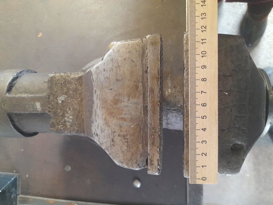 Продам тиски с текстолитовым столом