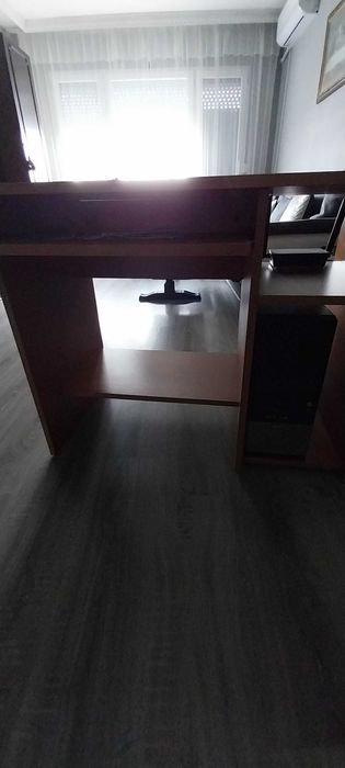 Продавам бюро за компютър