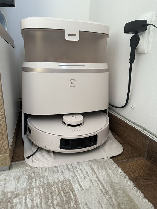 Robot de aspirator ECOVACS T30 Pro. Folosit de 2 ori perfect functional cu tot cu garantie, il vand pentru ca uit sa il folosesc. Pretul e negociabil!