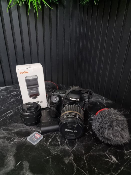 Nobel Amanet - Aparat Foto Canon 80d, 2 obiective, bliț, 2 baterii, nu are încărcător