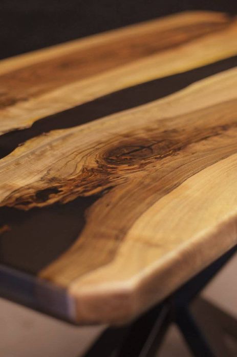 Дизайнерска орехова маса и епоксидна смола