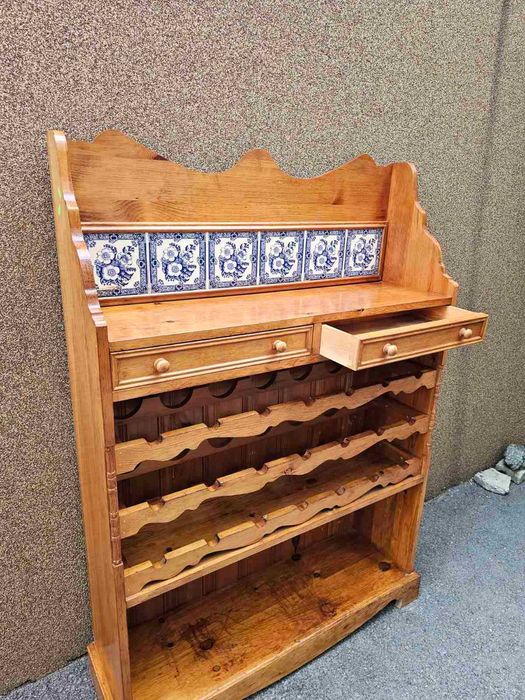 Шкаф за вино изработен изцяло от дърво