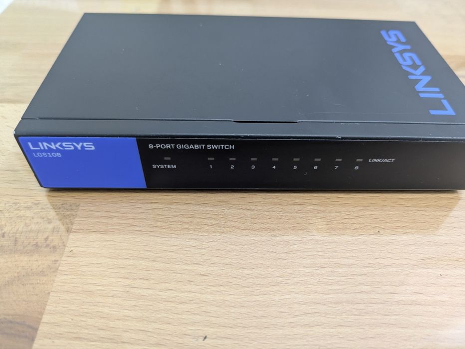 Switch Linksys LGS108P-EU, 8-Port Gigabit folosit foarte puțin!